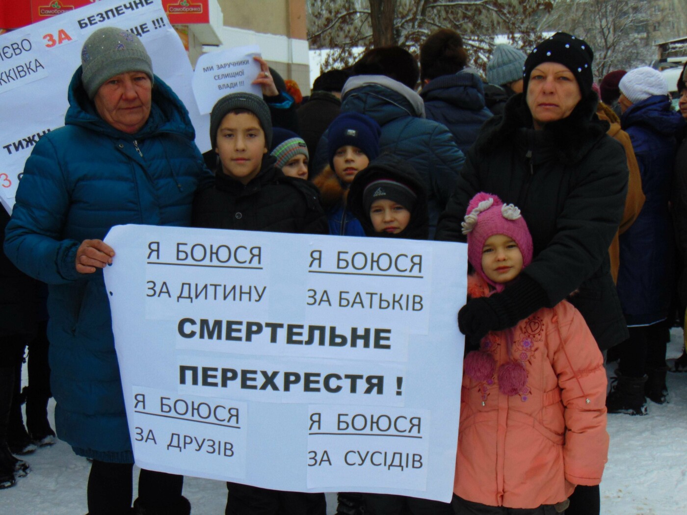 В Алексеево-Дружковке после смертельных ДТП жители потребов..., фото-2 В Алексеево-Дружковке после смертельных ДТП жители потребовали безопасности на дороге (ФОТО), фото-2