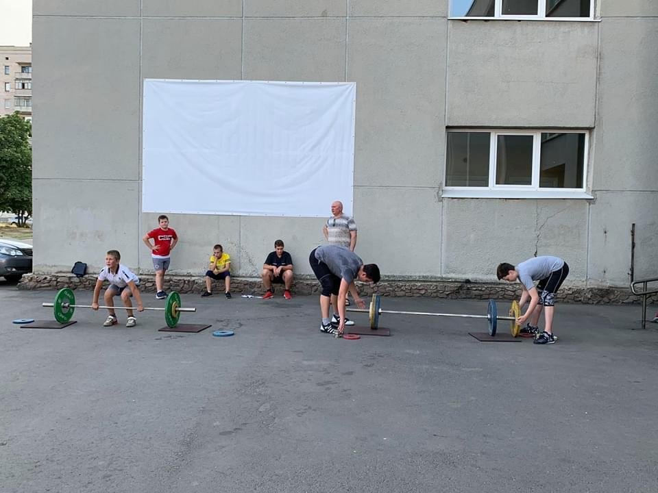 Дружківка: Вчора на Молодіжній тренувалися важкоатлети, а..., фото-1 Дружківка: Вчора на Молодіжній тренувалися важкоатлети, а завтра на площу вийдуть майстри тхеквондо, фото-1