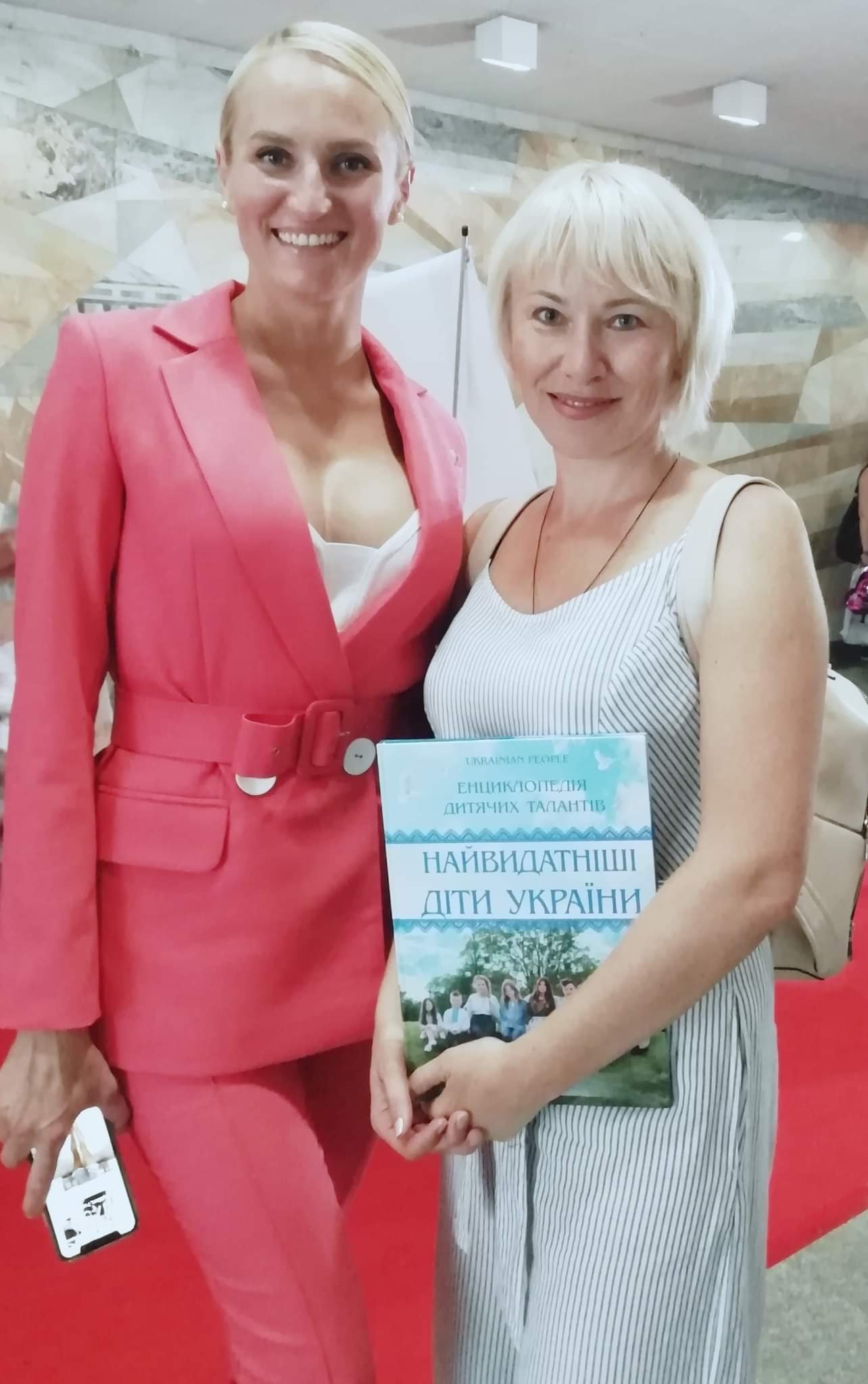 Дружківка: Бібліотека школи №12 отримала подарунки від пер..., фото-7 Дружківка: Бібліотека школи №12 отримала подарунки від переможниць конкурсів краси (ФОТО), фото-7