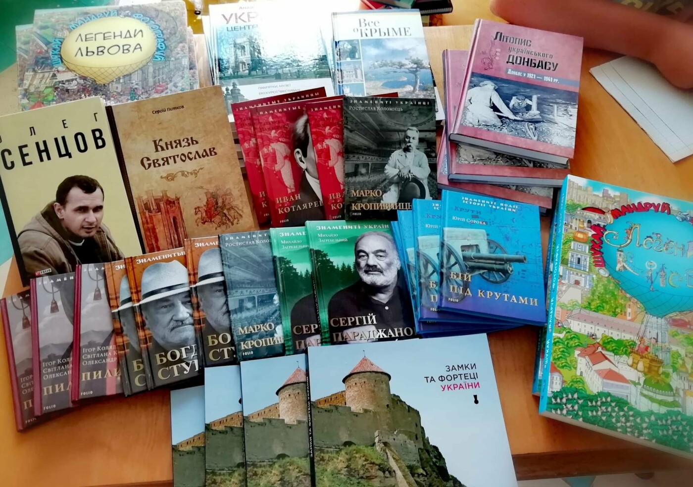 Дружківка: Бібліотека школи №12 отримала подарунки від пер..., фото-4 Дружківка: Бібліотека школи №12 отримала подарунки від переможниць конкурсів краси (ФОТО), фото-4