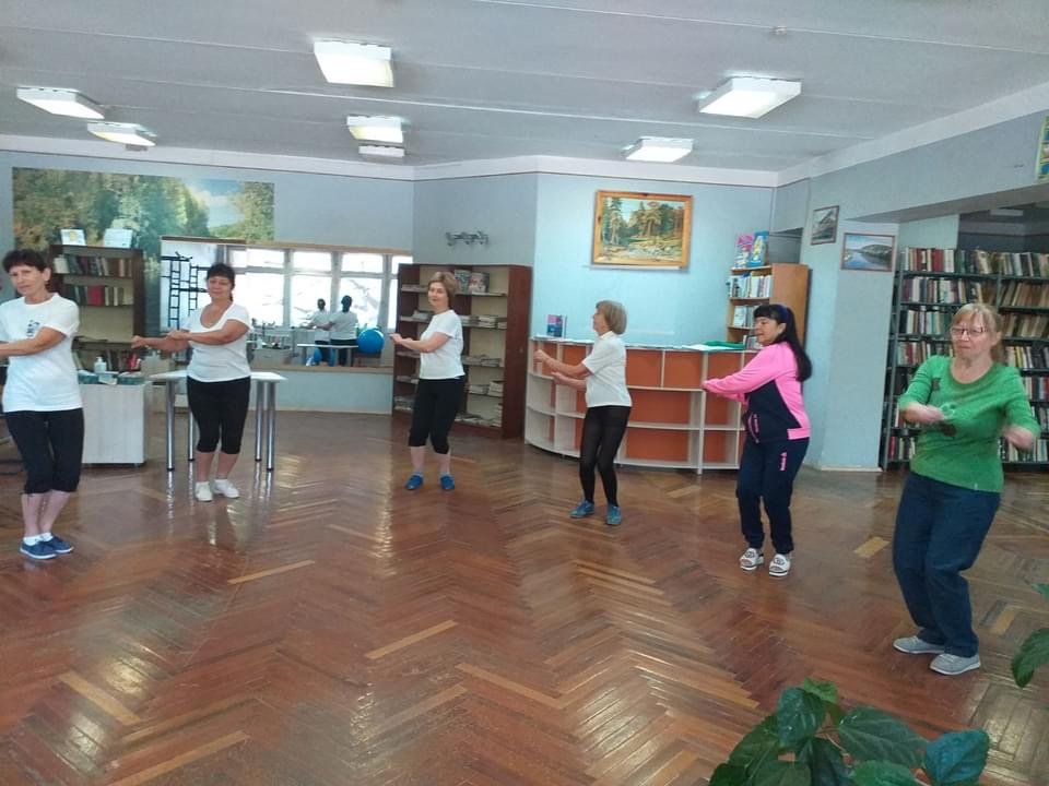 У центральній Дружківській бібліотеці і читають, і спортом..., фото-2 У центральній Дружківській бібліотеці і читають, і спортом займаються (ФОТО), фото-2