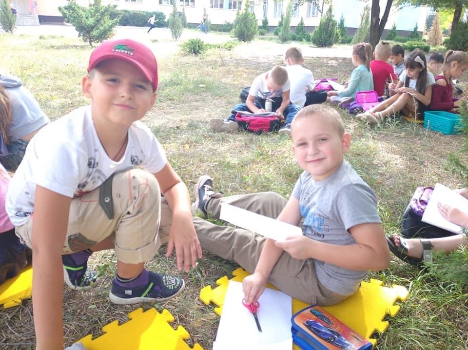 Дружківка: У школі №17 учні залюбки навчаються просто неба..., фото-1 Дружківка: У школі №17 учні залюбки навчаються просто неба (13 ФОТО), фото-1
