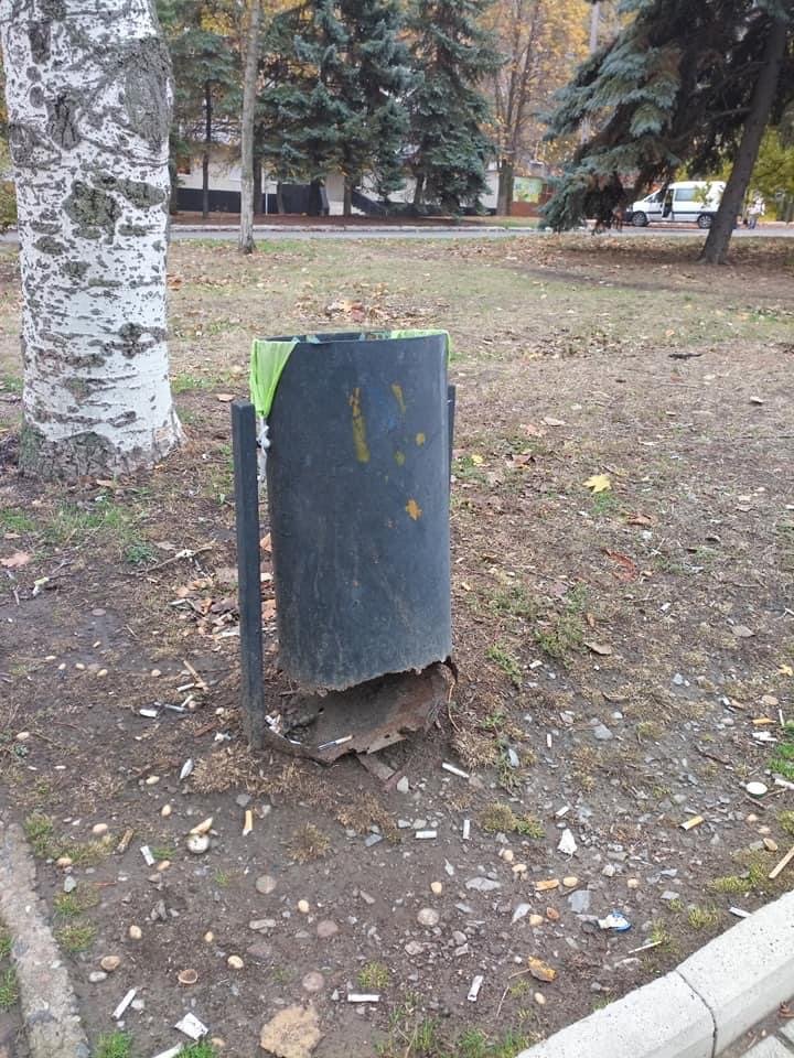На алеях по вулицях Космонавтів та Енгельса у Дружківці вст..., фото-2 На алеях по вулицях Космонавтів та Енгельса у Дружківці встановлюють нові урни (ФОТО), фото-2