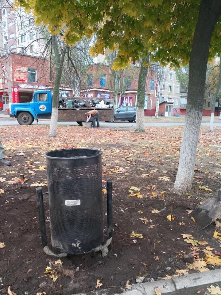 На алеях по вулицях Космонавтів та Енгельса у Дружківці вст..., фото-4 На алеях по вулицях Космонавтів та Енгельса у Дружківці встановлюють нові урни (ФОТО), фото-4