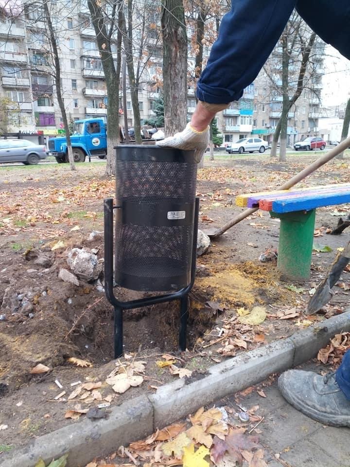 На алеях по вулицях Космонавтів та Енгельса у Дружківці вст..., фото-3 На алеях по вулицях Космонавтів та Енгельса у Дружківці встановлюють нові урни (ФОТО), фото-3