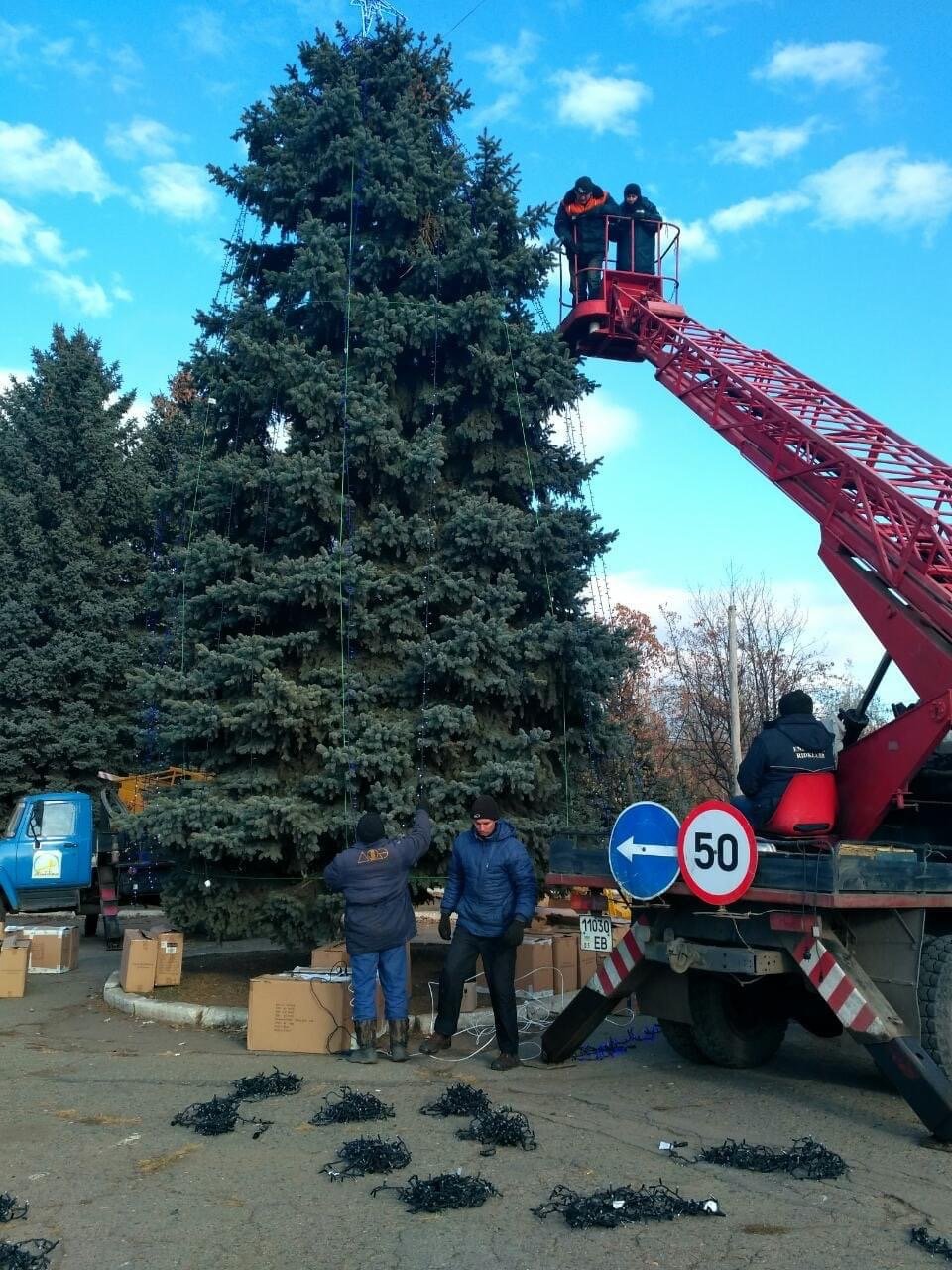 На площі Молодіжній у Дружківці почали прикрашати ялинку , фото-1 На площі Молодіжній у Дружківці почали прикрашати ялинку , фото-1