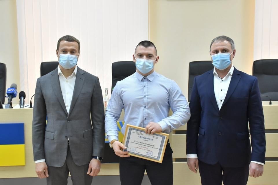 Голова ДонОДА вручив сьогодні провідному спортсмену з Друж..., фото-2 Голова ДонОДА вручив сьогодні провідному спортсмену з Дружківки ключі від квартири, фото-2