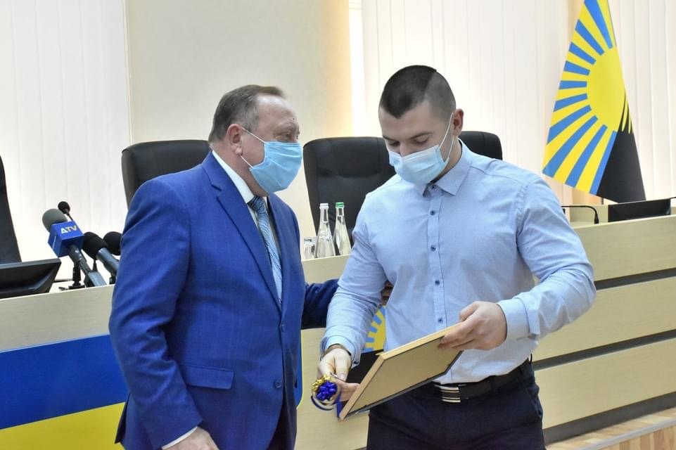 Голова ДонОДА вручив сьогодні провідному спортсмену з Друж..., фото-3 Голова ДонОДА вручив сьогодні провідному спортсмену з Дружківки ключі від квартири, фото-3