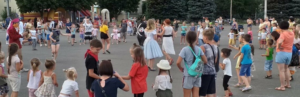 Дружковка: Три вечера подряд площадь Молодежная была во власти дете... Дружковка: Три вечера подряд площадь Молодежная была во власти детей (ФОТО)