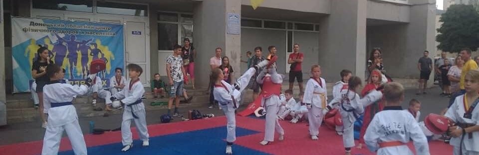 Дружківськи майстри тхеквондо провели відкрите тренування на площі... Дружківськи майстри тхеквондо провели відкрите тренування на площі Молодіжній