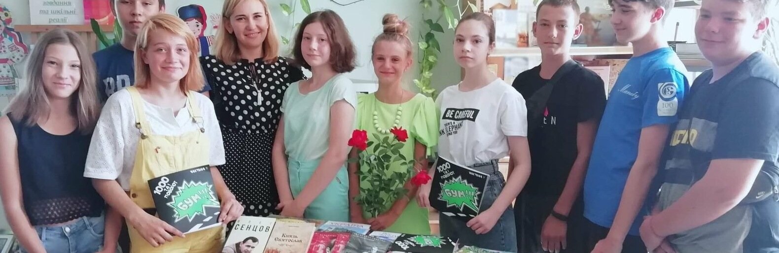 Дружківка: Бібліотека школи №12 отримала подарунки від переможниць... Дружківка: Бібліотека школи №12 отримала подарунки від переможниць конкурсів краси (ФОТО)