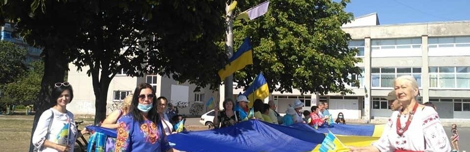Дружківка: Величезний державний прапор до свята Незалежності розгор... Дружківка: Величезний державний прапор до свята Незалежності розгорнули на площі Молодіжній