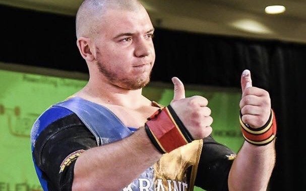 Голова ДонОДА вручив сьогодні провідному спортсмену з Дружківки клю... Голова ДонОДА вручив сьогодні провідному спортсмену з Дружківки ключі від квартири